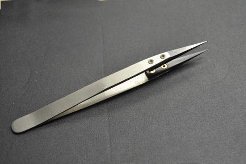 手上粘着502胶水，不用担心，用一个小东西擦一擦，立马干净