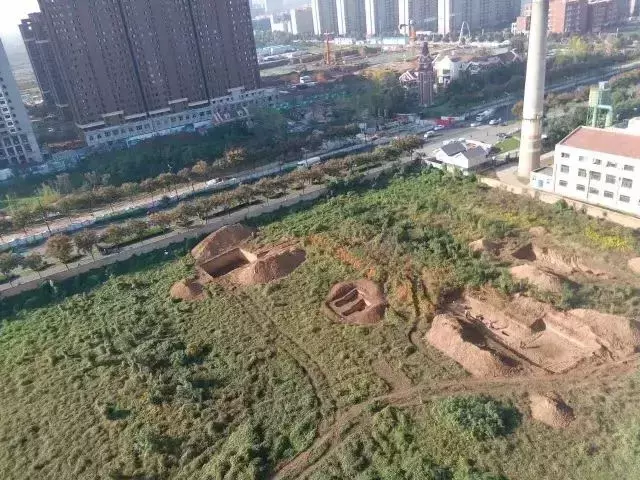 清华大学内惊现95座古墓，西安高校：我们默默看着...