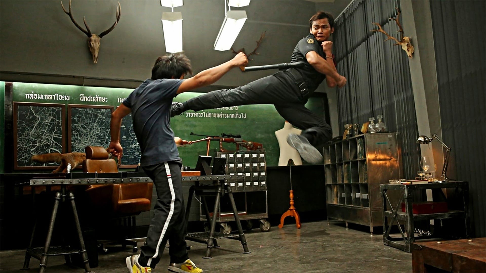 托尼·贾托尼·贾是泰国武术艺术家,演员,动作指导,特技演员和导演,他