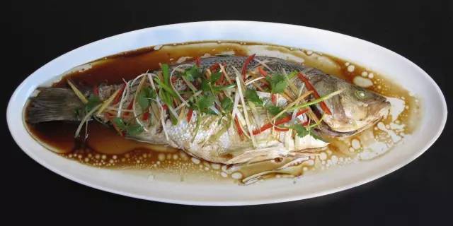 广东清蒸鱼想要做的鲜甜又好吃，这几道步骤不能少