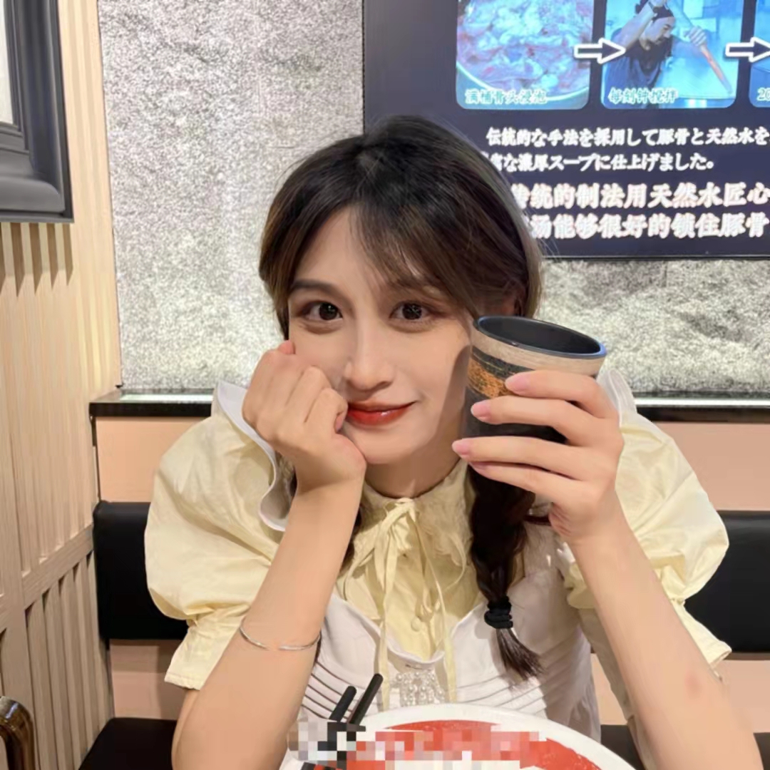 百万粉网红官宣产女，进产房前仍不忘p图，老公全程陪产帮剪脐带