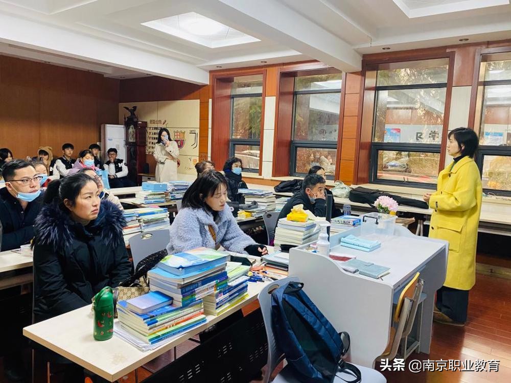 南京中华中专国际部召开家长会