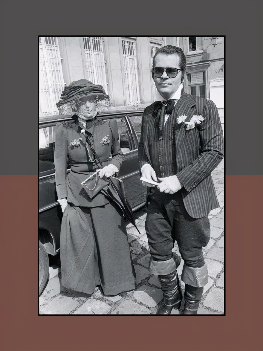 又被香奈儿支配了！秋冬时尚单品是紧身裤袜+七里靴，她们都穿了