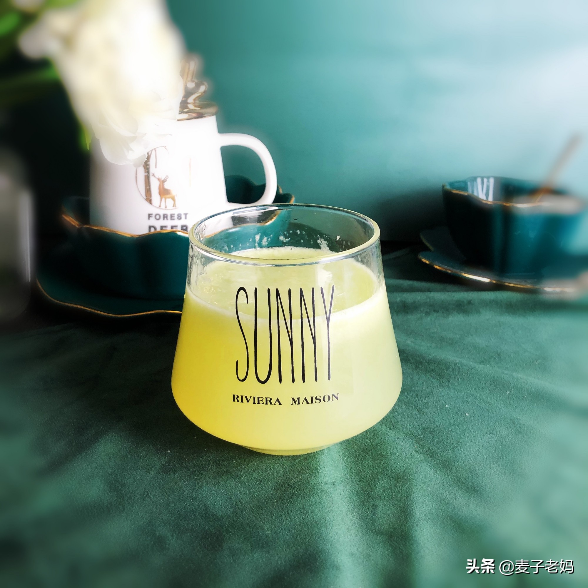 用这2种当季的新鲜水果榨杯果汁(适合榨汁杯的水果)