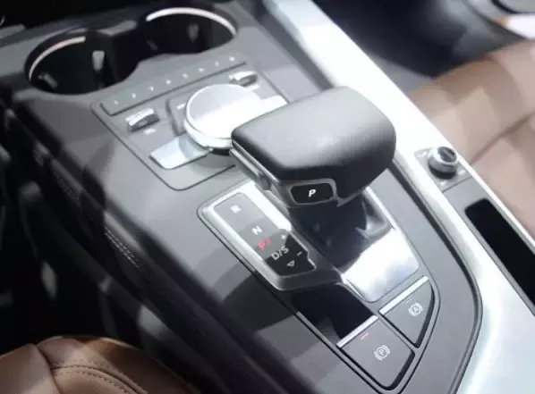 豪华品牌车｜奔驰C200L、宝马320Li和奥迪A4L，如何选择呢？