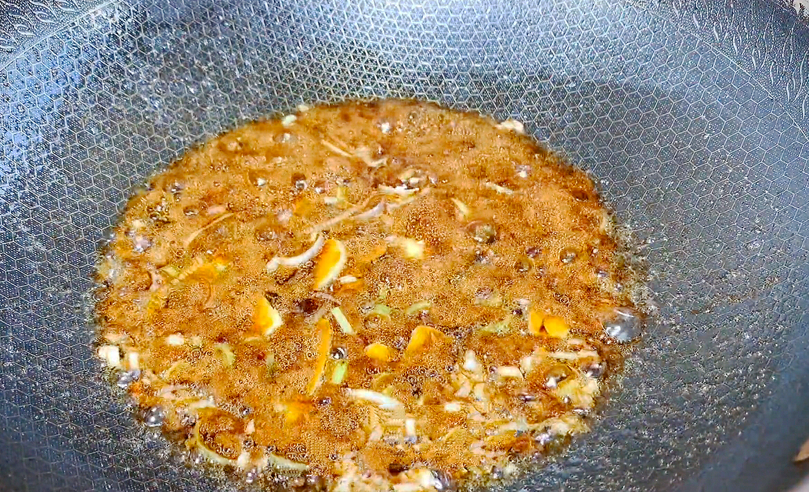 清蒸鲈鱼时，牢记“2不放，加3样”，鱼肉鲜嫩有营养，不腥还不柴