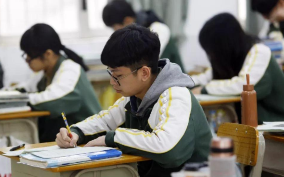 为啥童星常“旷课”，高考还能考高分？看看关晓彤的552分就懂了