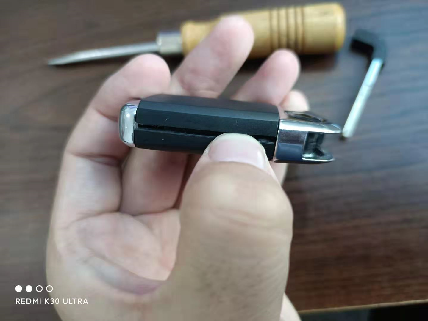 汽车钥匙电池怎么换？详细教程在这里，省下的几十块钱买肉吃