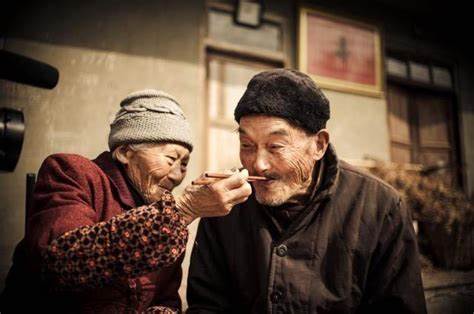 不孝女心如铁石，辜负慈母养育恩。