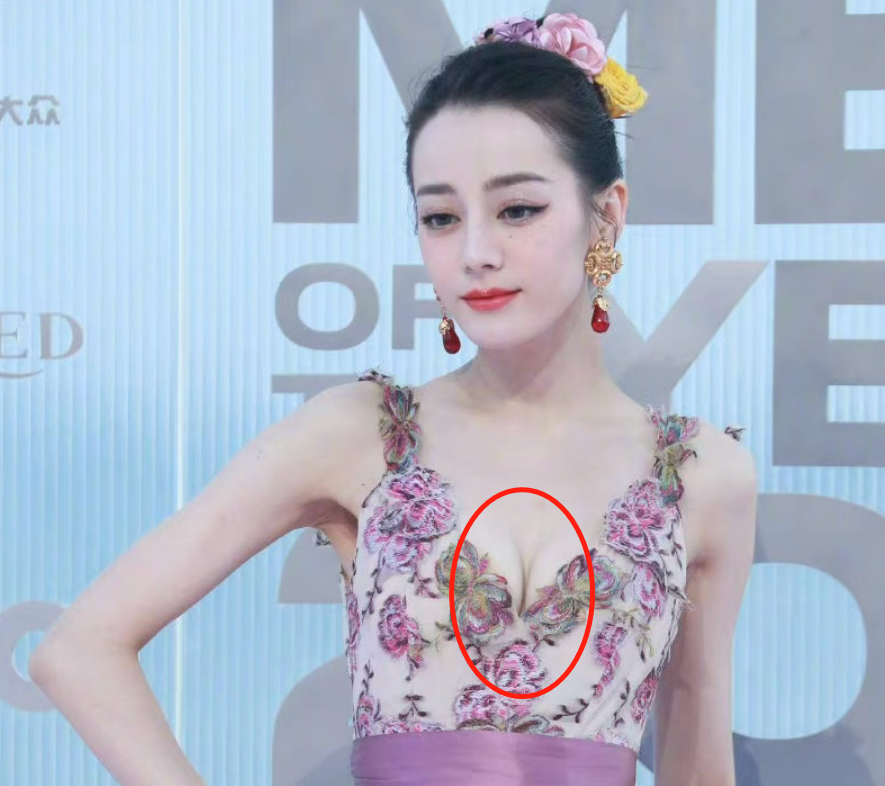 迪丽热巴躺在沙滩上拍照!裙摆被海水打湿,身上全是沙子不嫌脏