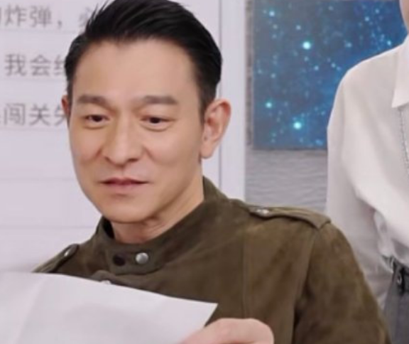 59岁刘德华带货首秀！状态似小伙，人气爆棚把直播间卡成ppt