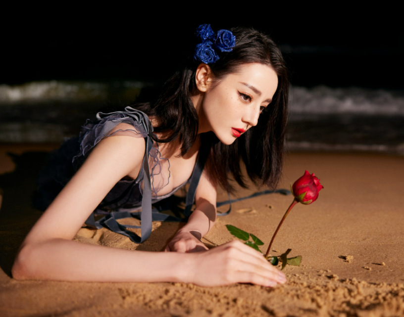 迪丽热巴躺在沙滩上拍照!裙摆被海水打湿,身上全是沙子不嫌脏