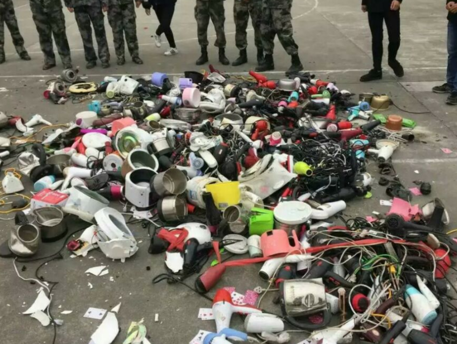 女生寝室的违禁品大全，宿管阿姨调侃：每年数量可绕地球一圈