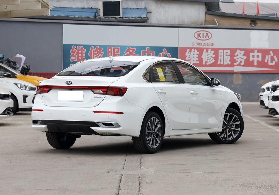 油耗5.3L还耐用，标配电动天窗，10万预算就能买，带你看起亚K3