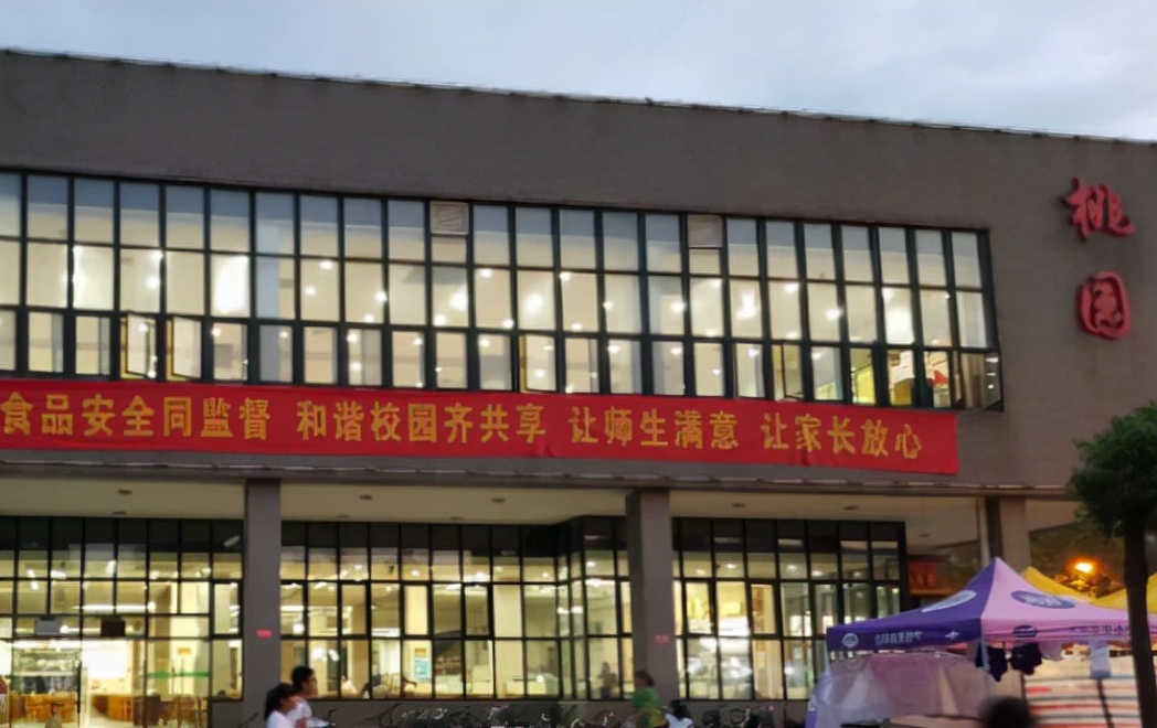 高校食堂四十元吃不饱，食堂菜价堪比酒店，原因为何