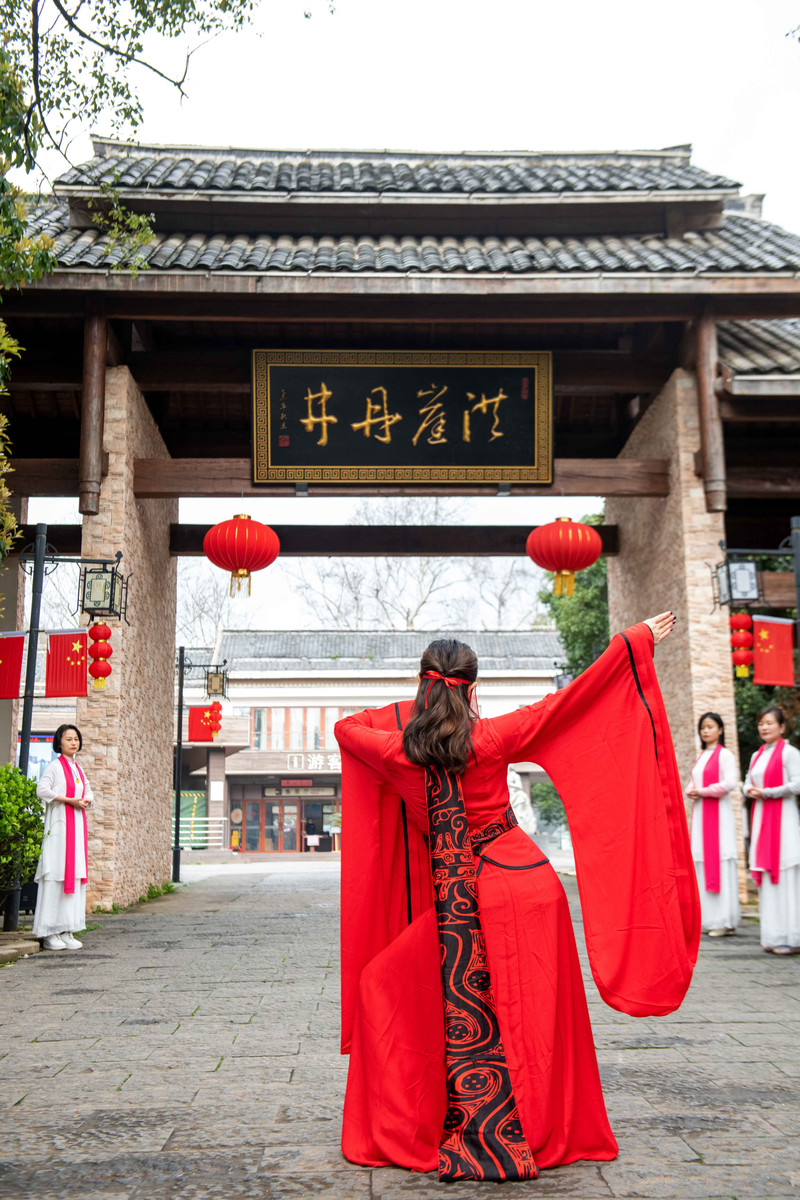 南昌哪里能晚上看足球比赛(烟雨三月湾里，尽享运动养生之旅)