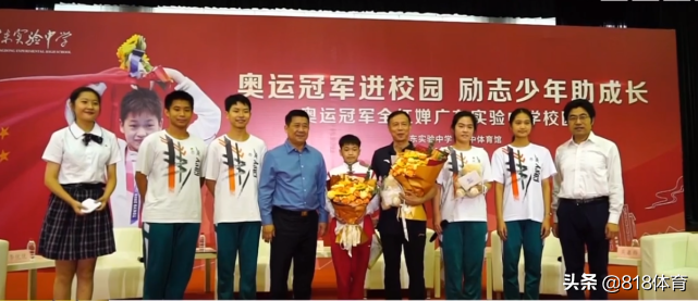 萌化了!全红婵被学霸提问一脸娇羞,小心翼翼试麦提高音量:啊啊啊