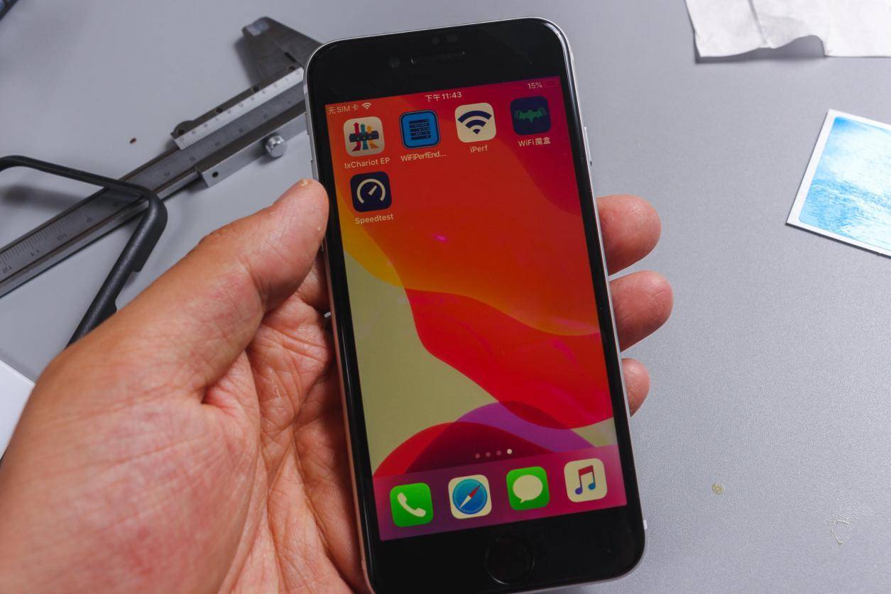10倍价格差距是智商税么？四款iPhone SE 2钢化膜横评
