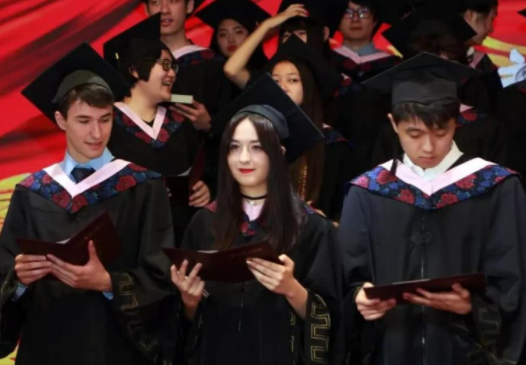 高考有失公平？清华大学自降门槛招外籍生引争议，教育部作出回应