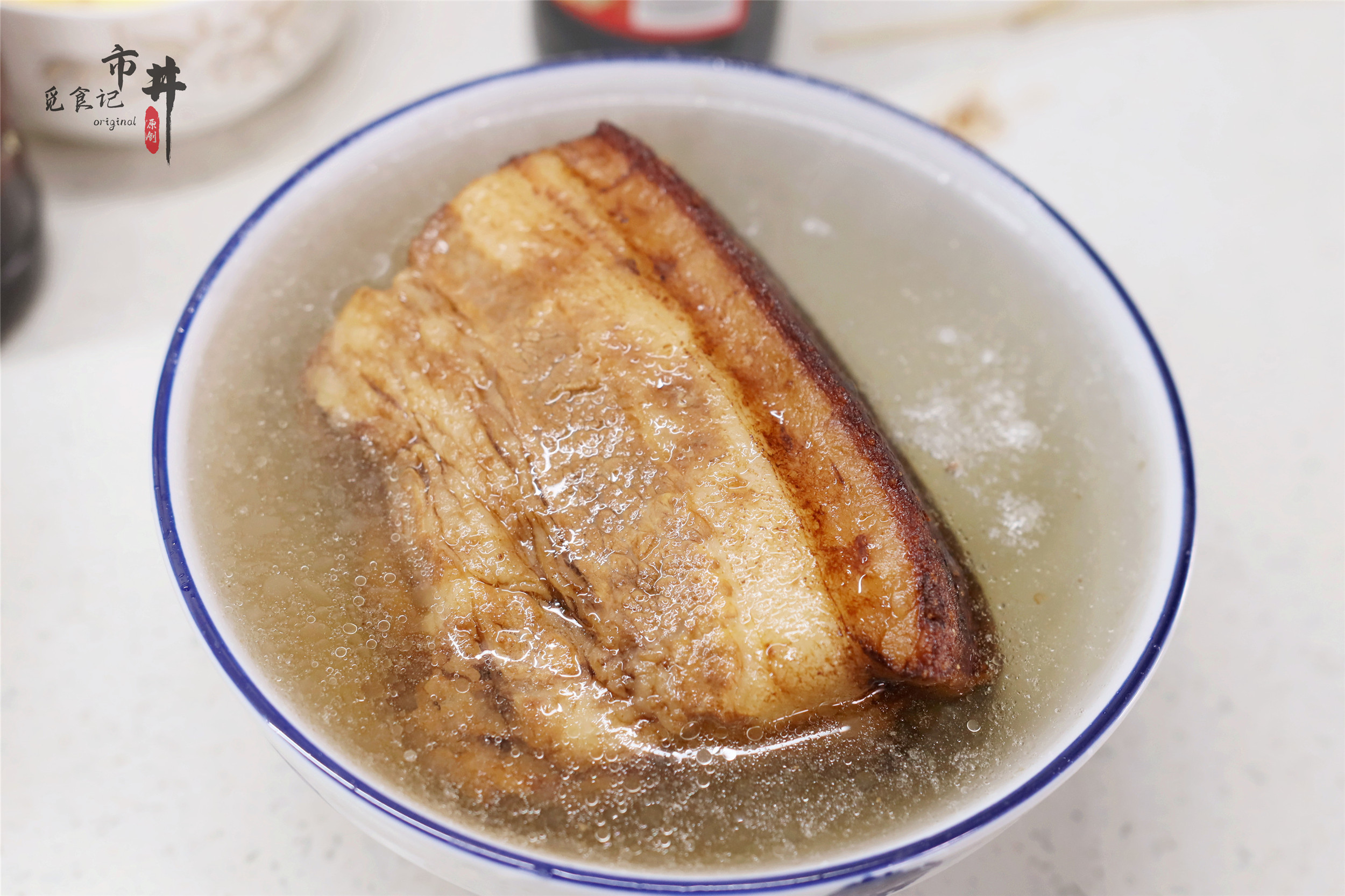 年夜饭加道“硬菜”，梅菜扣肉端上桌，这做法软烂浓香，入口即化