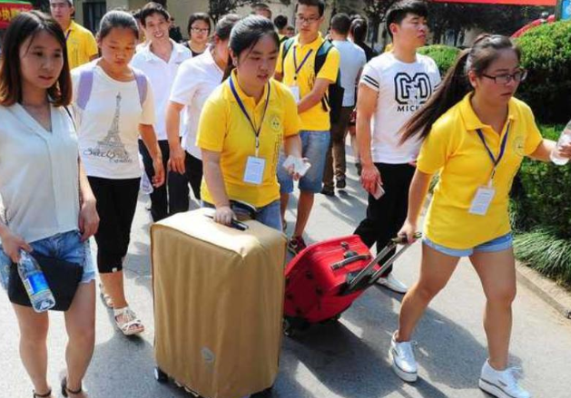 进入大学之前，学生需要准备好“一档三证”，大学期间很有用