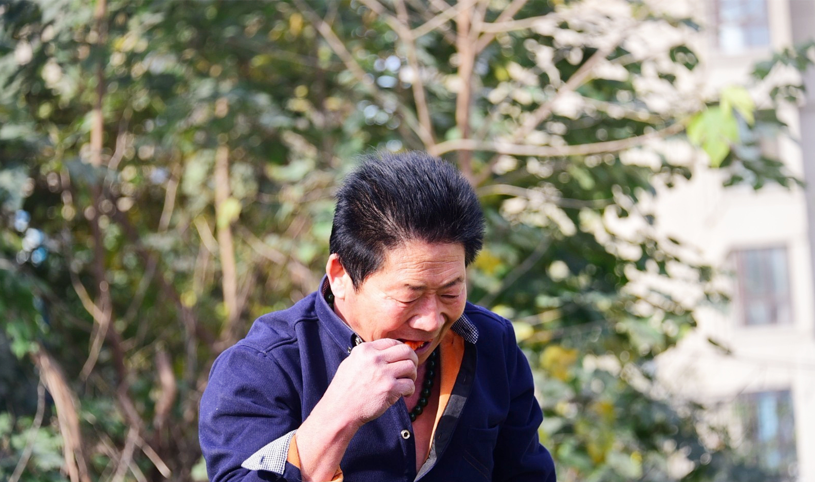中国辣王李永志：一餐5斤辣椒配白酒，32个魔鬼辣椒击败印度老人