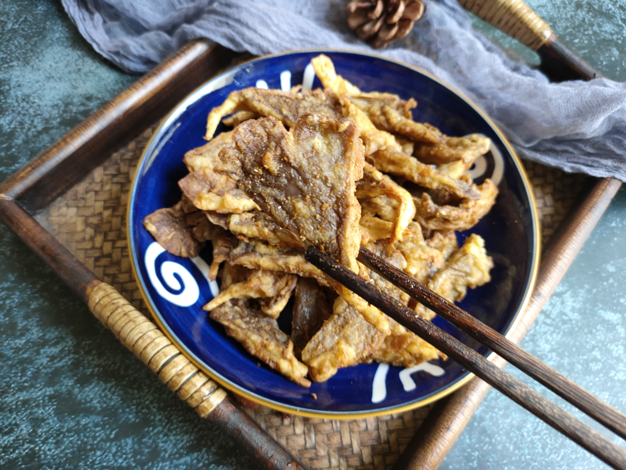 做干炸蘑菇，面糊是关键，多加两样，又香又酥又脆，好吃不回软