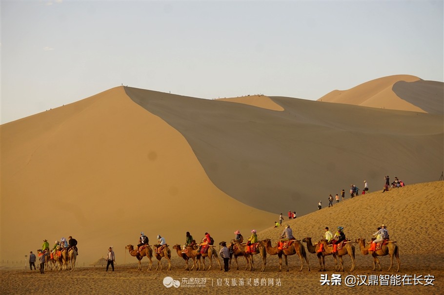 莫高窟，淘尽千年风沙，你仍笑靥如花，谁在佛光中明灭