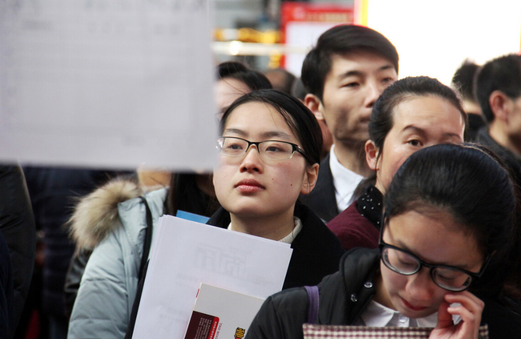 大学生逐渐沦为“底层”，曾经的辉煌已经不再，未来该何去何从