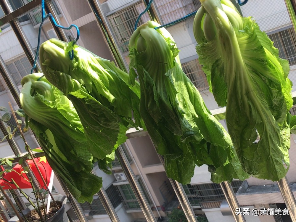 家传秘制的咸酸菜做法，5天就能吃了，色泽金黄又酸咸脆