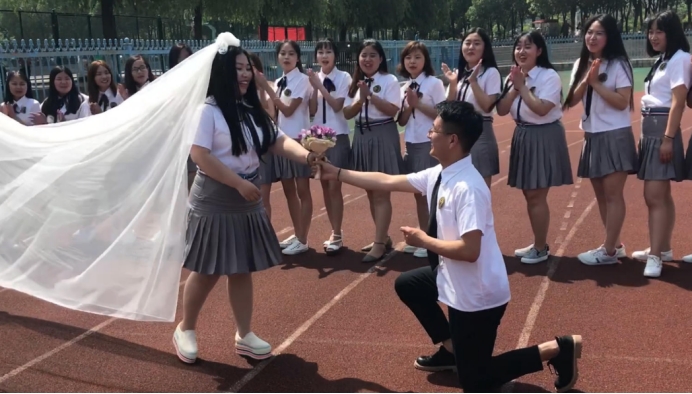 全班37人，仅有一位男生，36位“女神”陪读，网友：来到了女儿国