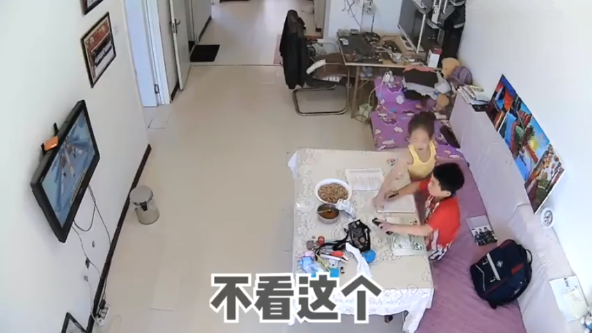 妹妹悄悄给哥哥热牛奶，留纸条说“哥，别熬夜，我陪你”，日常暖到心窝里