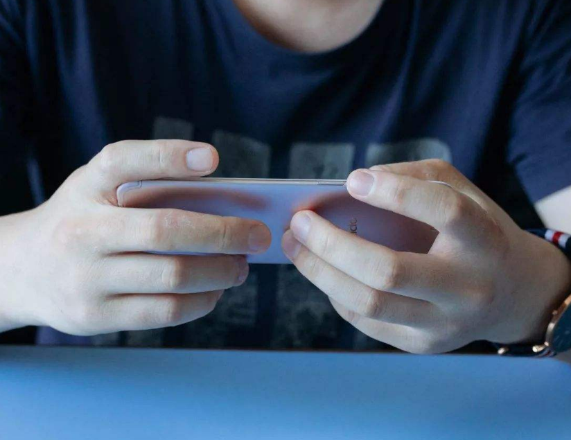 手机出现这3个“症状”，说明你已被黑客监听，尽快打开飞行模式