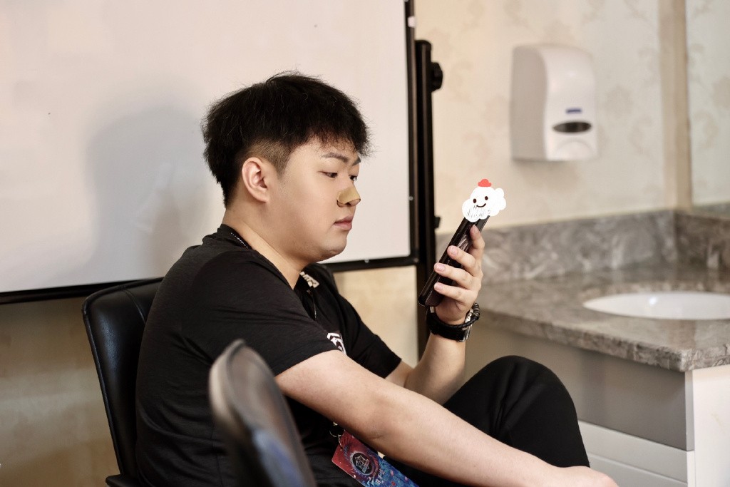 AG零封DYG，爱思终于拿到首个MVP，被忽视了大半个赛季，不容易啊