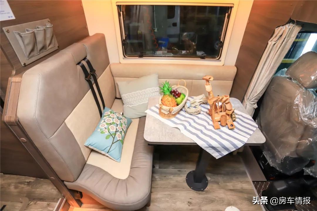 新发布的两款依维柯房车，预计40多万，4座6座两布局你更喜欢谁？