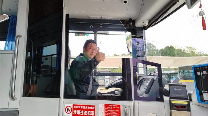 綠色科技，閃耀夷陵 比亞迪國(guó)內(nèi)首批純電動(dòng)鉸接車投運(yùn)宜昌