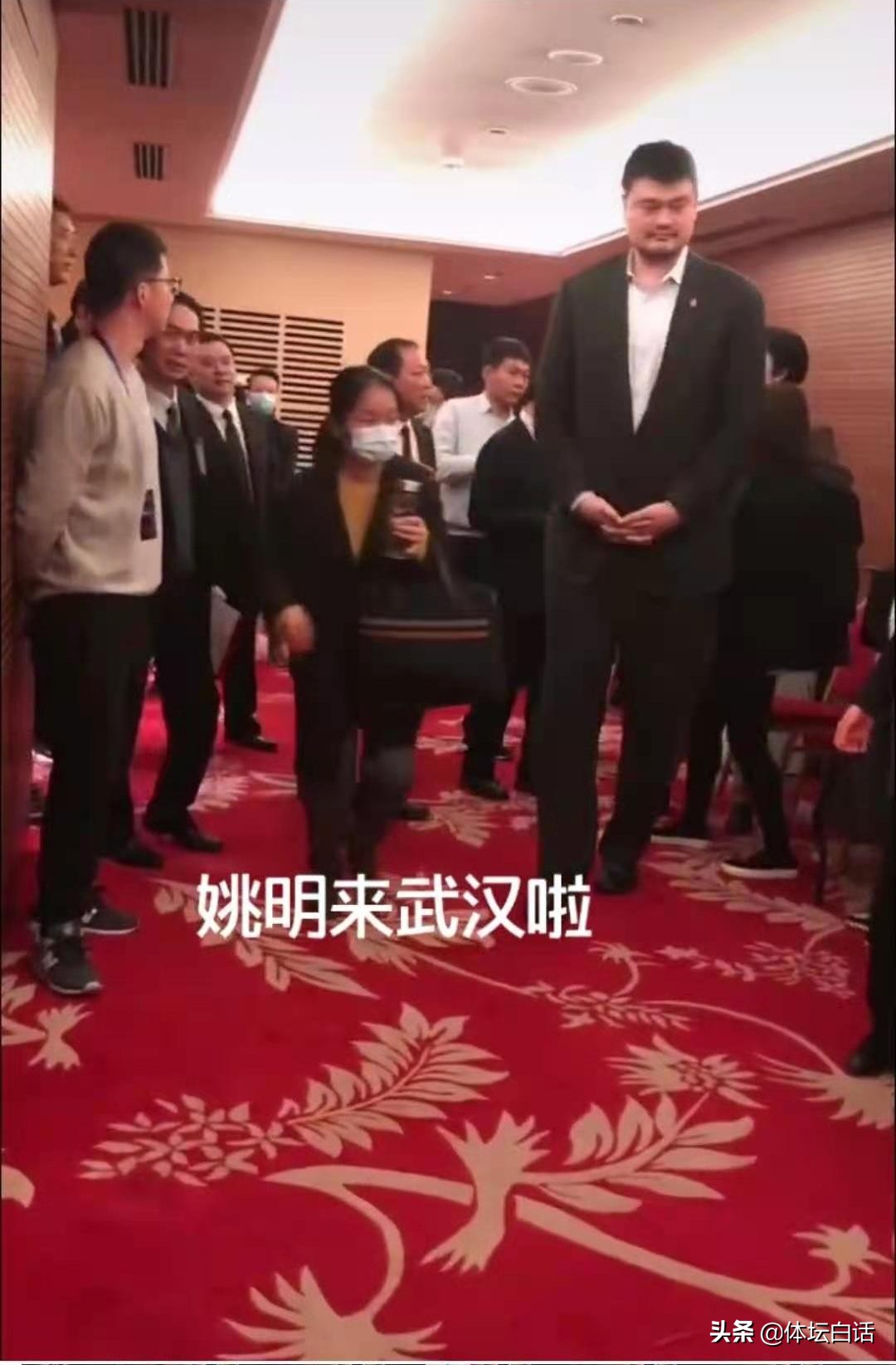 cba球员为什么身上全是痘(40岁姚明健康堪忧！参加会议行动迟缓，满脸胡渣下巴长痘)