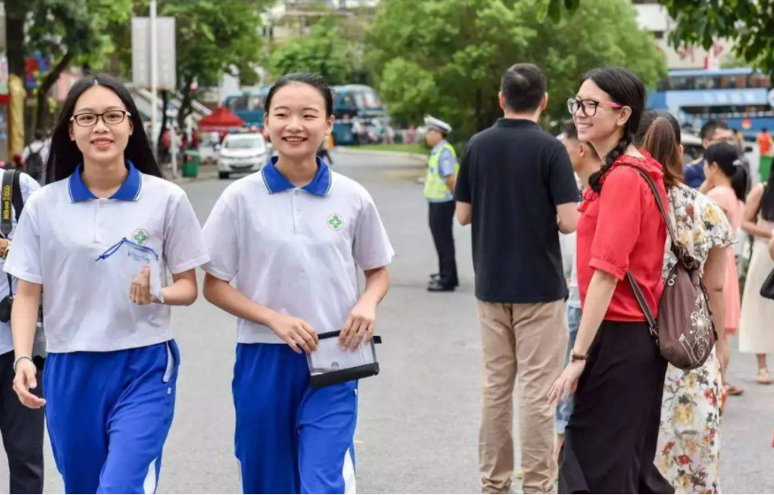 高中分科时选历史还是物理，两者之间差距不小，希望你没选错