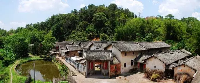 梅县茶山村(广东这座藏在深山的古村落，串起了数百年的漫长时光)