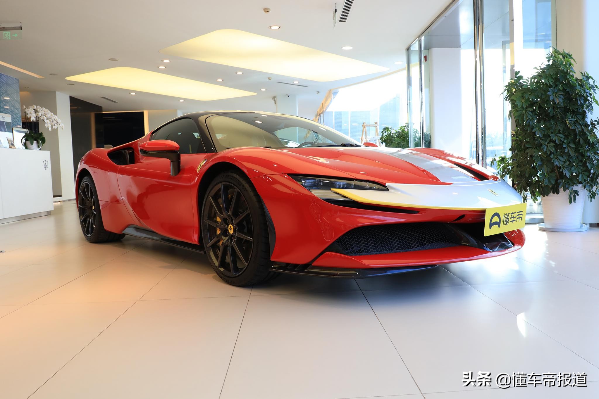 上市｜售499.8万元起，实拍法拉利SF90 Spider