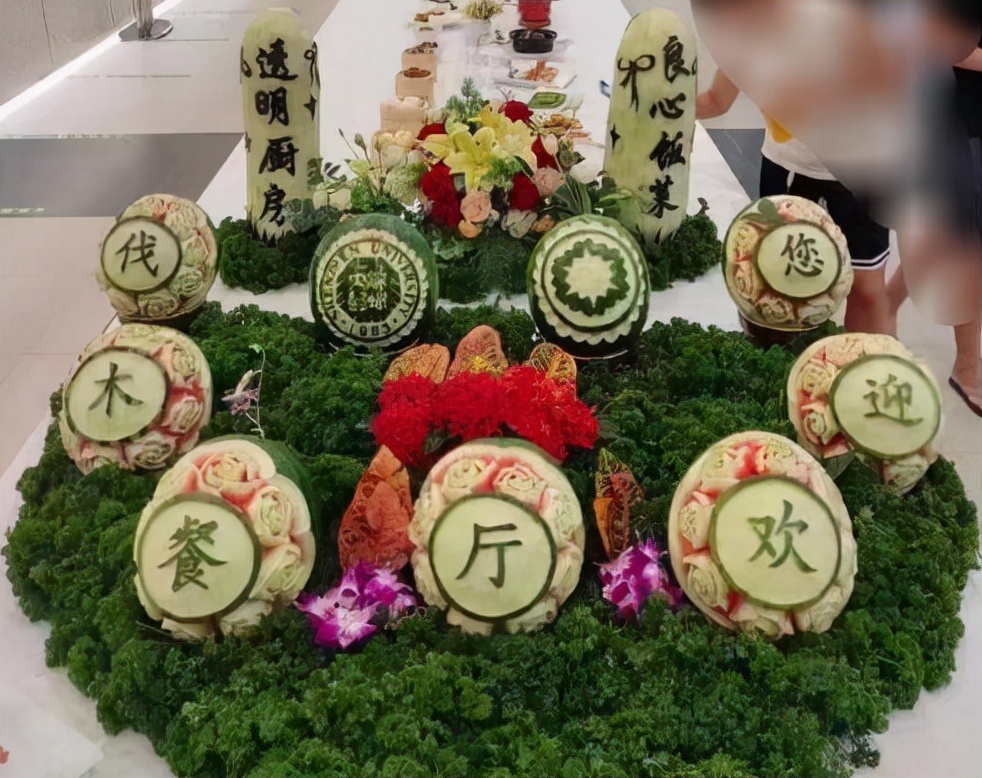 大学“阴间食堂”走红，用餐环境有点阴森，胆小的学生不敢去吃饭