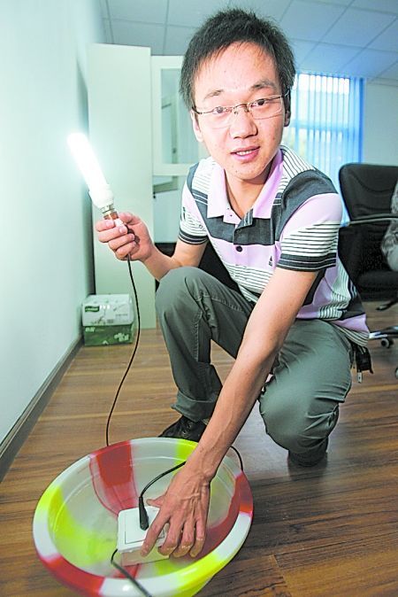 中国小伙降服"电老虎",发明出不怕水的插座 - 114货源网