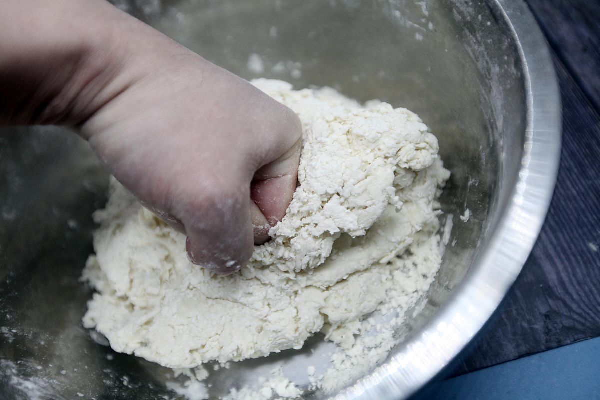 包饺子用凉水还是开水和面?吃法不同用水不同,做对饺子皮才好吃!