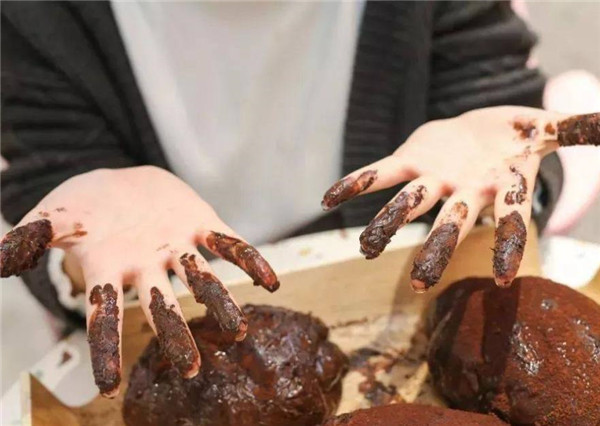 买巧克力先看包装袋，袋子上有这行字的，吃起来健康又放心