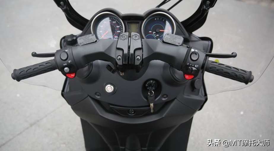 这可不是老头乐！意大利AD3倒三轮，带棚防雨，售价近7万元