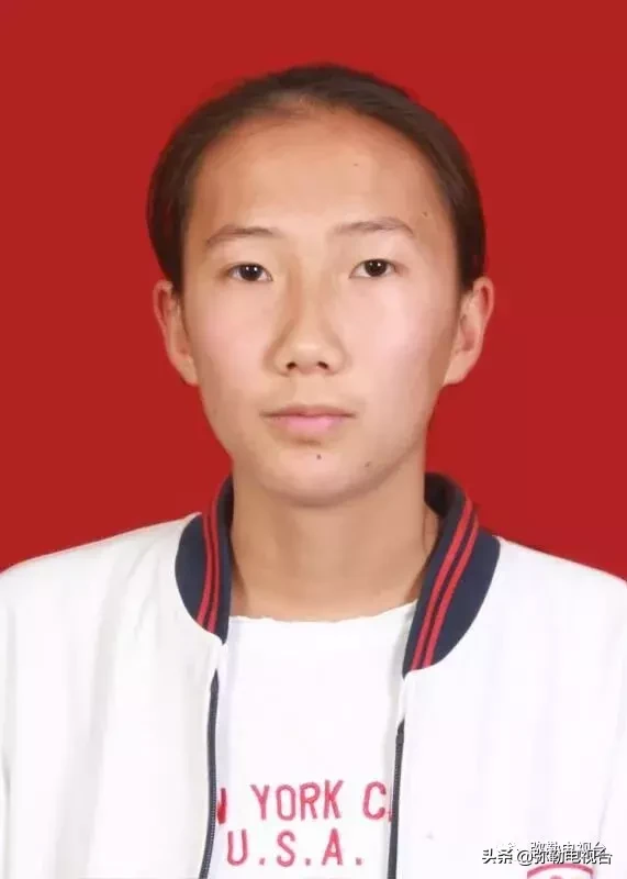 弥勒这几十名少年，真棒！有你母校的吗？