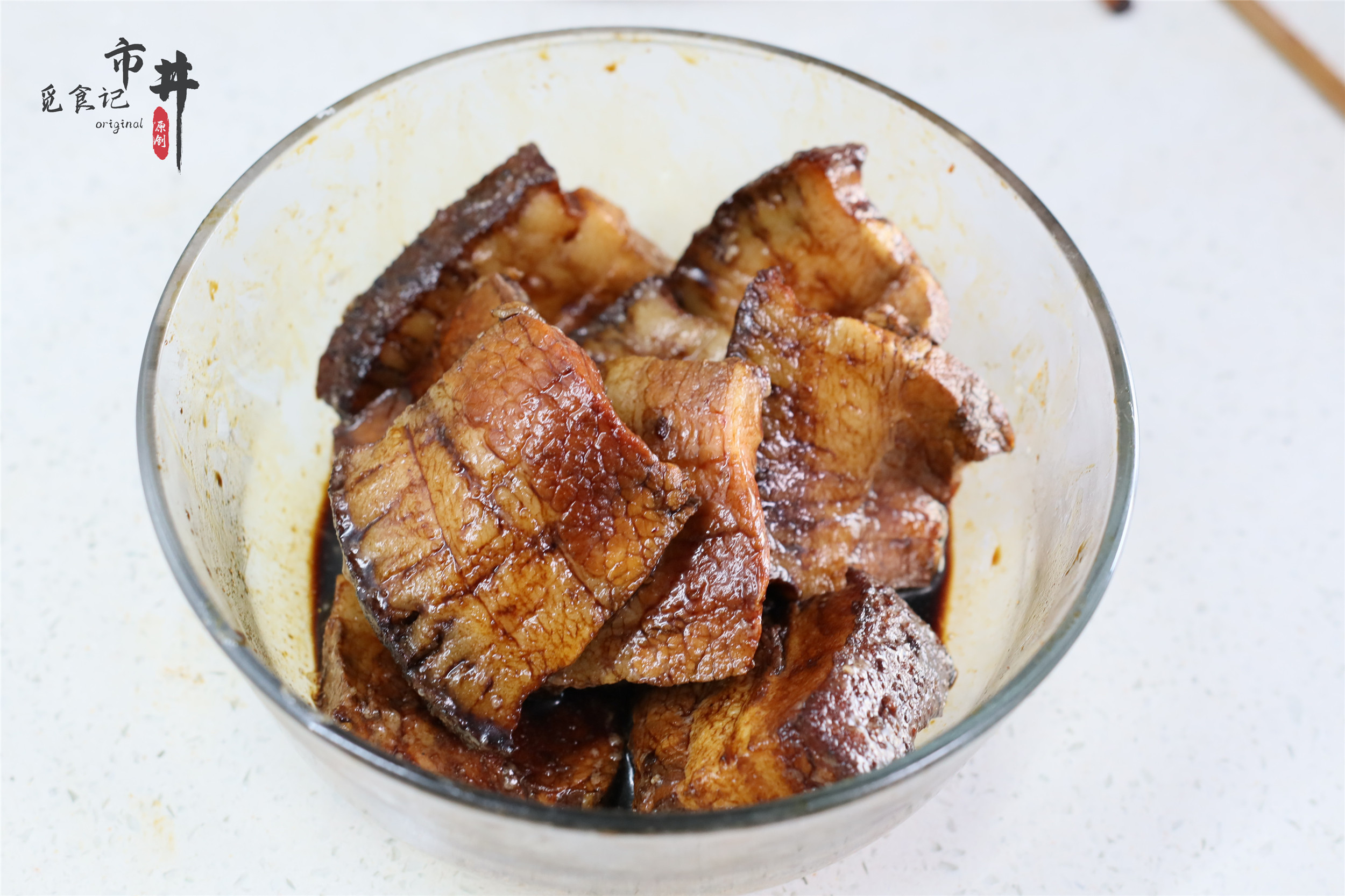 年夜饭加道“硬菜”，梅菜扣肉端上桌，这做法软烂浓香，入口即化