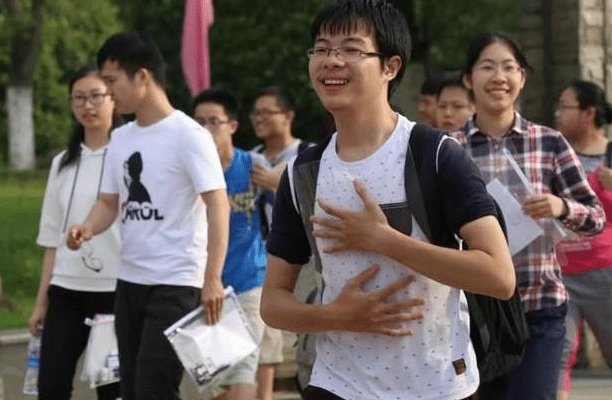 改自家WIFI密码遭邻居怒吼，女儿考不上清华你负责，评论区很精彩
