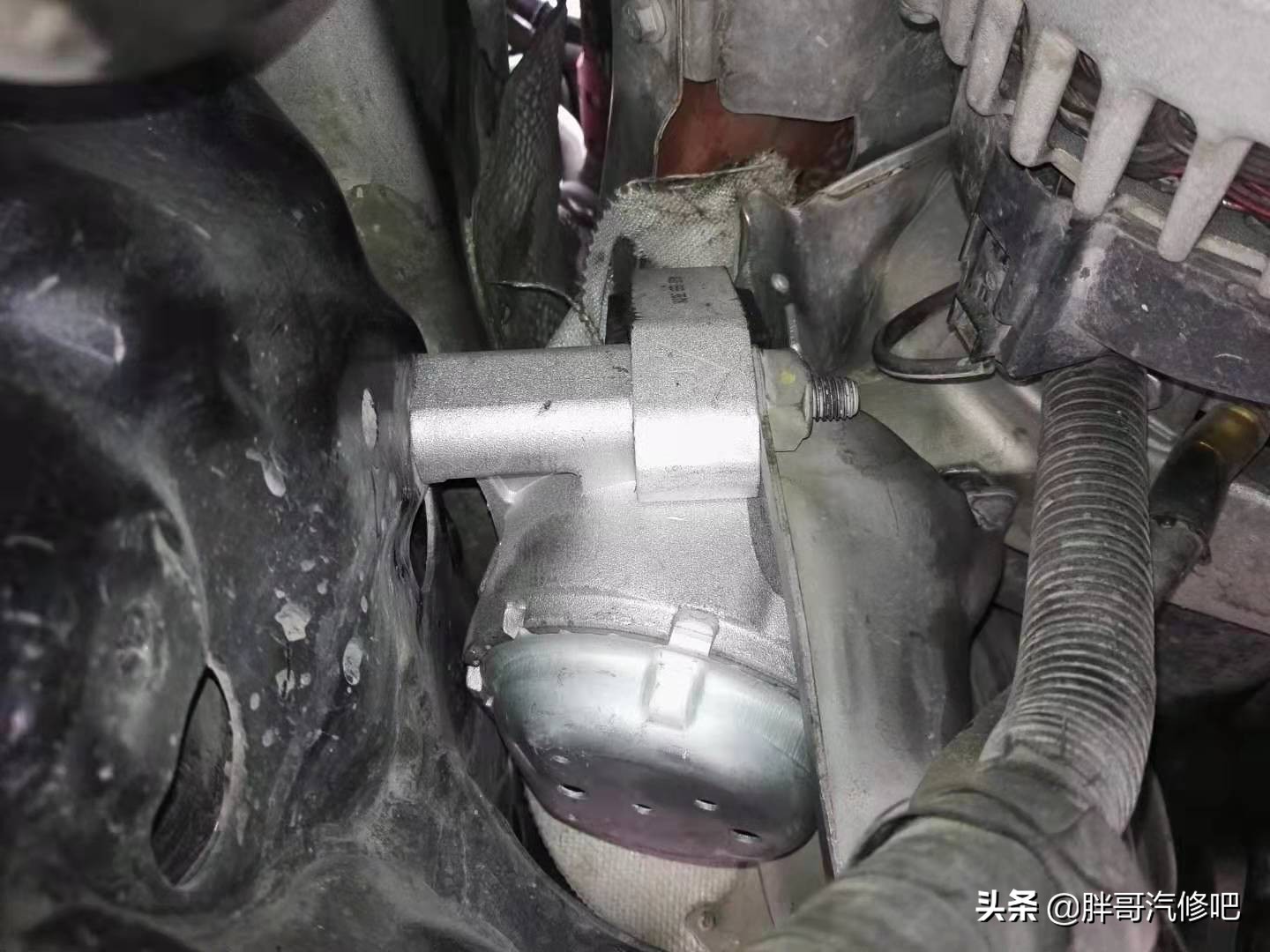 奥迪A6L底盘车身共振 高速噪音大，更换发动机脚胶完美解决