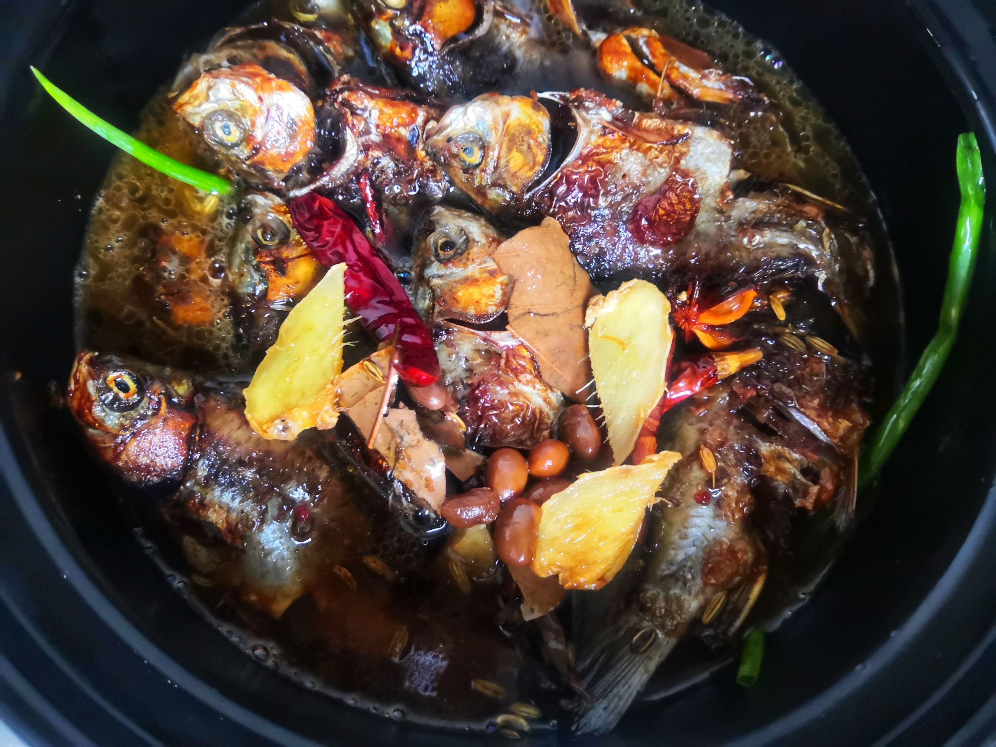 小鲫鱼焖糟鱼的做法大全(有爱暖心冬日必备养生菜糟鲫鱼)